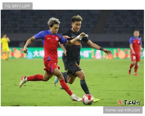 梅州客家主场草皮状况不佳,一定程度上限制了两队的地面压迫与传导 梅州客家主场草皮状况不佳,一定程度上限制了两队的地面压迫与传导